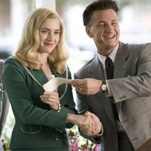 kate Winslet e Sean Penn in una scena del film Tutti gli uomini del re