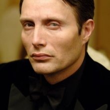 Mads Mikkelsen in una scena del film Casino Royale