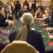 Mads Mikkelsen, Urbano Barberini, Jeffrey Wright, Tsai Chin e Daniel Craig in una scena del film Casino Royale