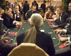 Mads Mikkelsen, Urbano Barberini, Jeffrey Wright, Tsai Chin e Daniel Craig in una scena del film Casino Royale