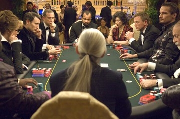 Mads Mikkelsen, Urbano Barberini, Jeffrey Wright, Tsai Chin e Daniel Craig in una scena del film Casino Royale