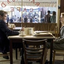 Patricia Clarkson e Jude Law in una scena del film Tutti gli uomini del re