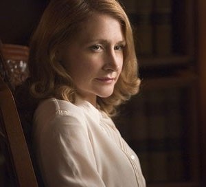 Patricia Clarkson in una scena del film Tutti gli uomini del re
