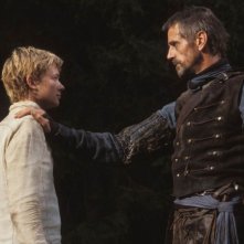 Edward Speleers e Jeremy Irons in una scena di Eragon