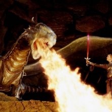 Edward Speleers in una scena d'azione di Eragon