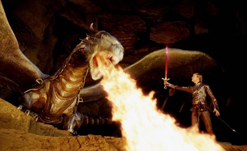Edward Speleers in una scena d'azione di Eragon