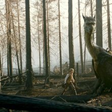 Edward Speleers accanto al drago in una scena di Eragon