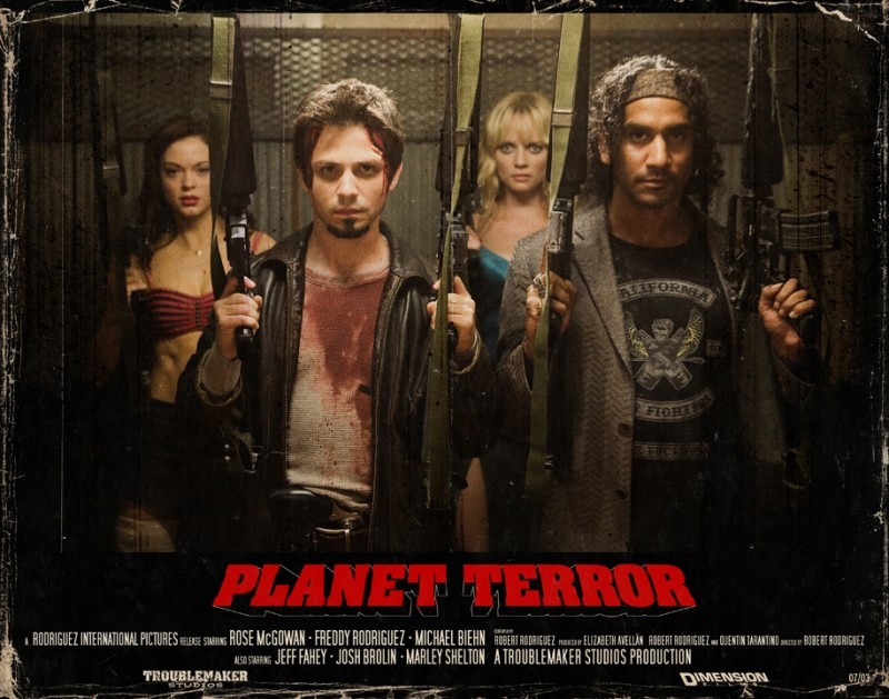 Naveen Andrews E Freddy Rodriguez In Una Lobbycard Promozionale Realizzata Per Planet Terror Uno Dei Due Episodi Di Grind House 35035