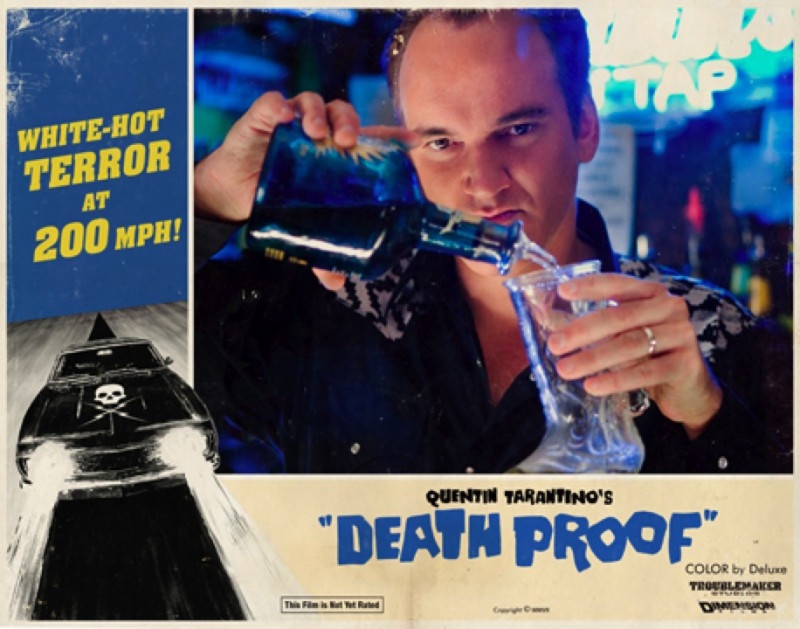 Quentin Tarantino in una lobbycard promozionale realizzata per Death Proof, uno dei due episodi di Grind House