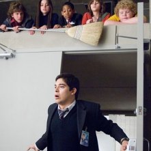 Brett Kelly, Wilmer Valderrama, Gina Mantegna, Tyler J. Williams e Dyllan Christopher in una scena del film Mi sono perso il Natale