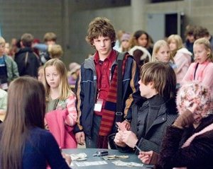 Dominique Saldana e Dyllan Christopher in una scena del film Mi sono perso il Natale