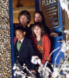 Gina Mantegna, Tyler J. Williams e Dyllan Christopher in una scena del film Mi sono perso il Natale