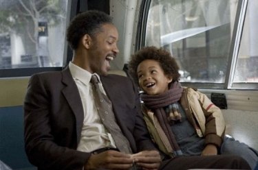 Will Smith e suo figlio Jaden in una scena del film La ricerca della felicità