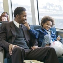 Will Smith e suo figlio Jaden  in una scena del film La ricerca della felicità