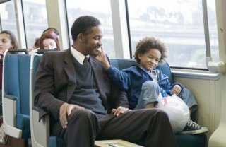 Will Smith e suo figlio Jaden in una scena del film La ricerca della felicità