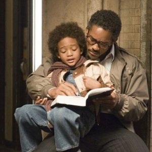 Jaden Smith in braccio a Will Smith in una scena del film La ricerca della felicità