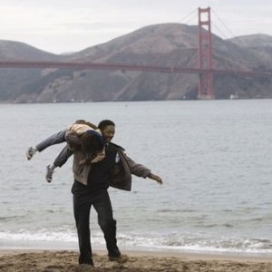Jaden Smith e Will Smith in una sequenza del film La ricerca della felicità
