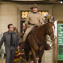 Ben Stiller con Robin Williams in una scena del film Una notte al museo
