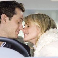 Jude Law e Cameron Diaz in una scena del film L'amore non va in vacanza