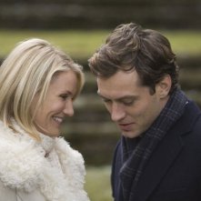 Jude Law e Cameron Diaz in una scena della commedia romantica L'amore non va in vacanza