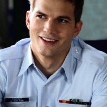 un bel primo piano di Ashton Kutcher in una scena del film The Guardian