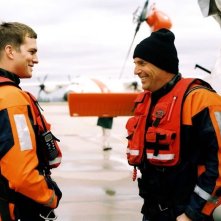 Kevin Costner e Ashton Kutcher in una scena del film The Guardian