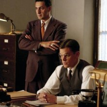 Matt Damon con John Turturro in una scena del film The Good Shepherd