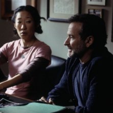 Robin Williams e Sandra Oh in una scena di Una voce nella notte