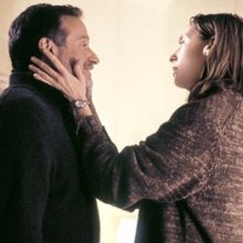 Robin Williams e Toni Collette in una scena di Una voce nella notte