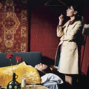 Una scena del film diretto da Aki Kaurismäki, Le luci della sera