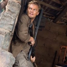 Leonardo DiCaprio in una scena drammatica del film Blood Diamond - Diamanti di sangue