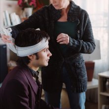 Gael García Bernal con la testa fasciata in una scena del film L'arte del sogno