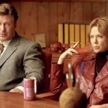 Alec Baldwin e Annette Bening in una scena del film Correndo con le forbici in mano