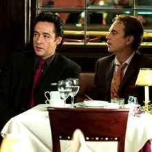 Billy Bob Thornton accanto a John Cusack in una scena del film The Ice Harvest