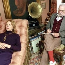 Brian Cox e Annette Bening in una scena del film Correndo con le forbici in mano