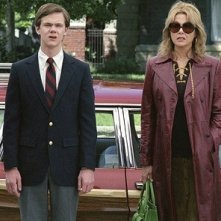 Joseph Cross e Annette Bening in una scena del film Correndo con le forbici in mano