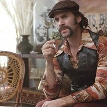 Joseph Fiennes in una scena del film Correndo con le forbici in mano