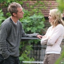 Jude Law e Robin Wright Penn in una scena di Complicità e sospetti