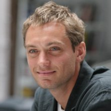 Un seducente sorriso di Jude Law nel film Complicità e sospetti