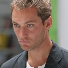 Un intenso primo piano di Jude Law in una scena di Complicità e sospetti
