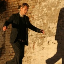 Jude Law in una scena di Complicità e sospetti