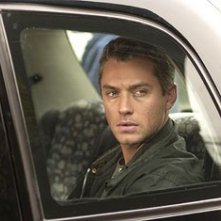 Jude Law in una scena di Complicità e sospetti (Breaking and Entering, 2006)
