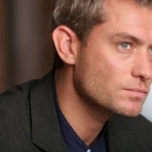 Un bellissimo primo piano di Jude Law in una scena di Complicità e sospetti