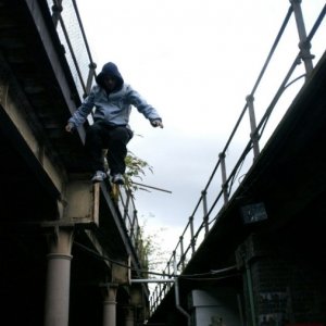 Rafi Gavron in una suggestiva scena di Complicità e sospetti