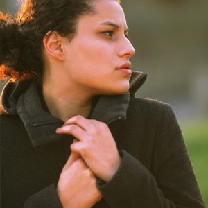 Samina Awan in una scena di Love + Hate