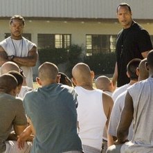 Dwayne Johnson e Xzibit in una scena del film La gang di Gridiron