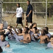 The Rock e Xzibit in una scena del film La gang di Gridiron