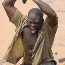 Djimon Hounsou in una scena drammatica del film Blood Diamond - Diamanti di sangue