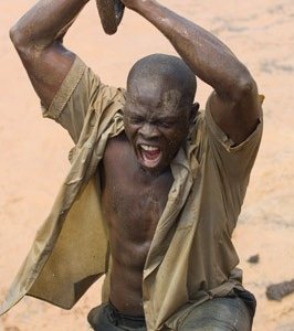 Djimon Hounsou in una scena drammatica del film Blood Diamond - Diamanti di sangue