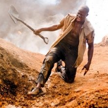 Djimon Hounsou in una sequenza drammatica del film Blood Diamond - Diamanti di sangue